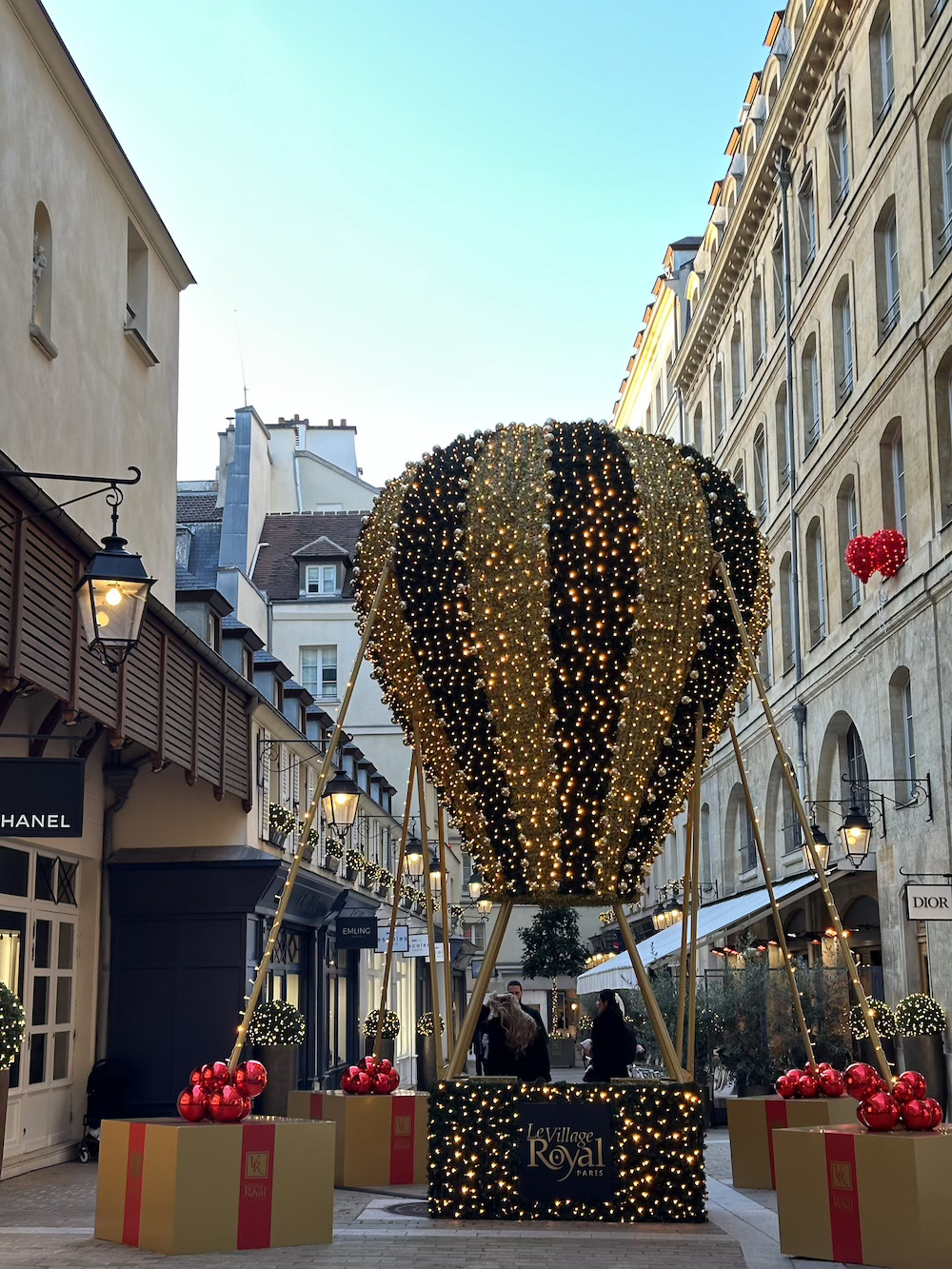 illuminations-noel-paris-famille-vitrines-village-royal illuminations-noel-paris-famille-vitrines-village-royal